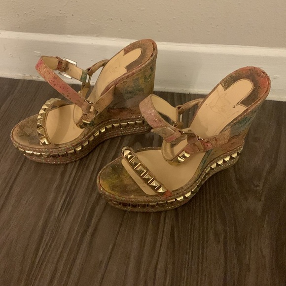 Authentic Louboutin Cork Bloom Print Cataclou Studded Wedge Sandals in Light Gol - Picture 11 of 17